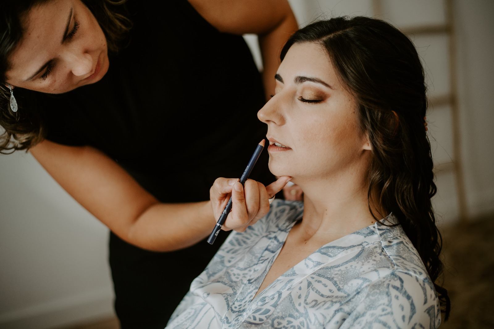 Isa Carrera aplicando maquillaje de novia