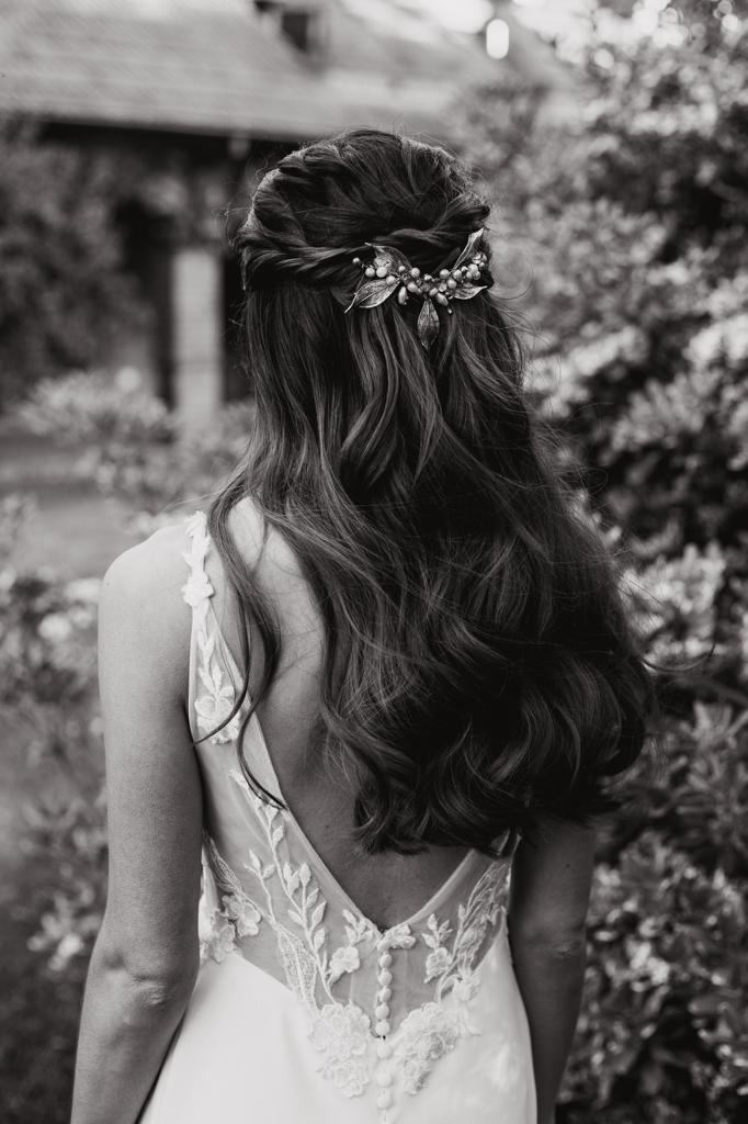 Detalle de recogido y espalda de vestido de novia, blanco y negro