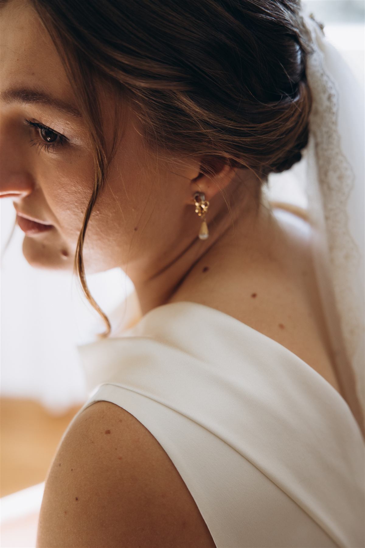 Detalle de pendiente y velo de novia